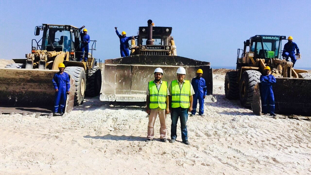 Impact engineer overseeing an excavator on site